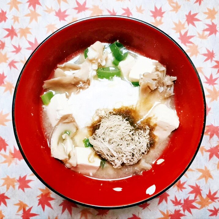 豆腐と舞茸と落とし卵ととろろ昆布の味噌汁